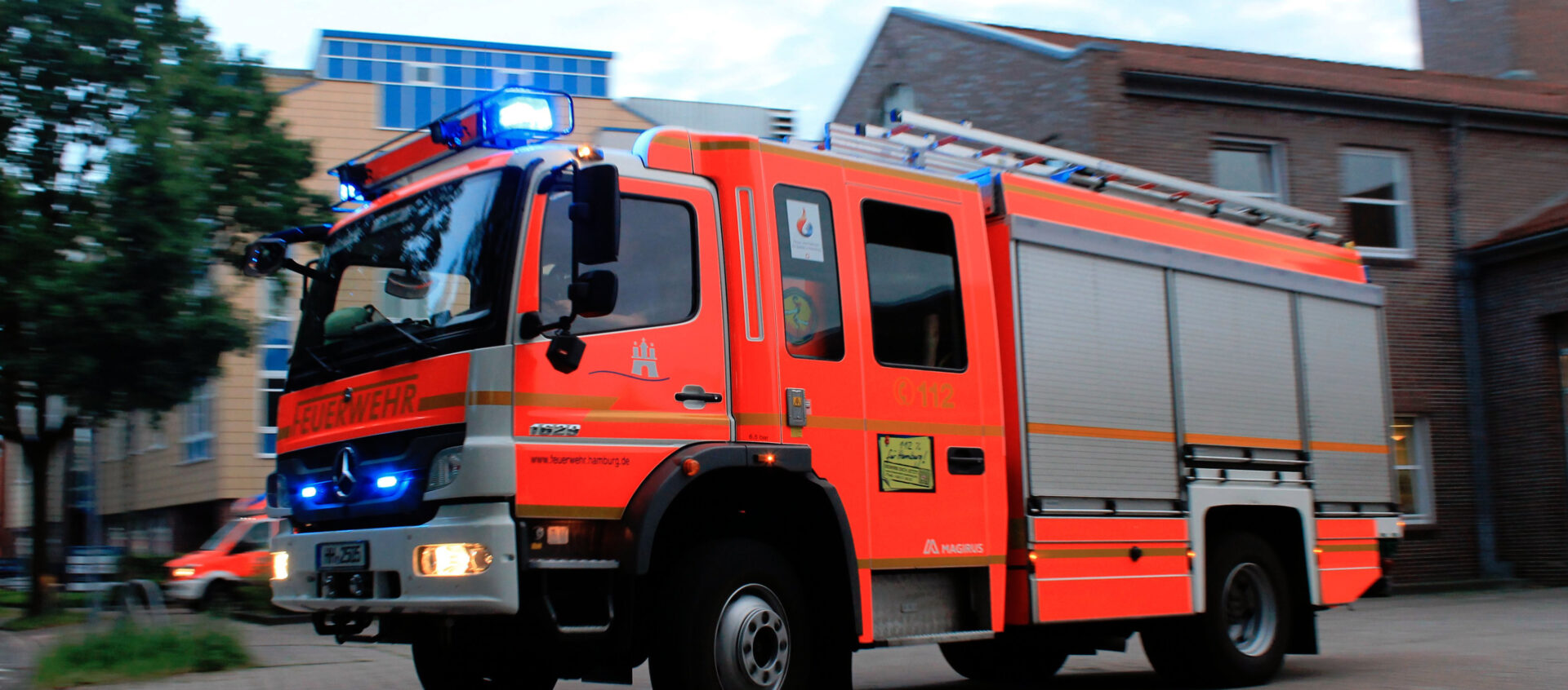 Feuerwehr Hamburg Stellt Beamten Wegen Rechtsextremismus Frei - Elbe ...